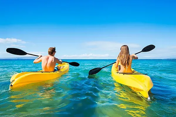Coppia in kayak gialli, ideale per vacanze R2 Hoteles: Corporativa.