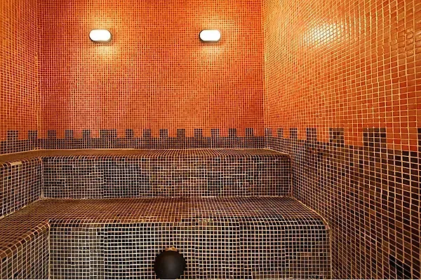 Piscina cubierta R2 Hoteles: Corporativa, ideal para relajarse y disfrutar.