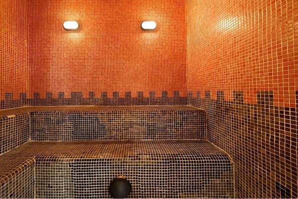 una sala de conferencias llena de mesas y sillas