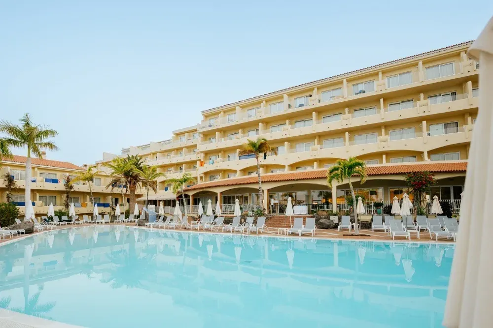 R2 Buganvilla Hotel & Spa: piscina cristalina y edificio con palmeras