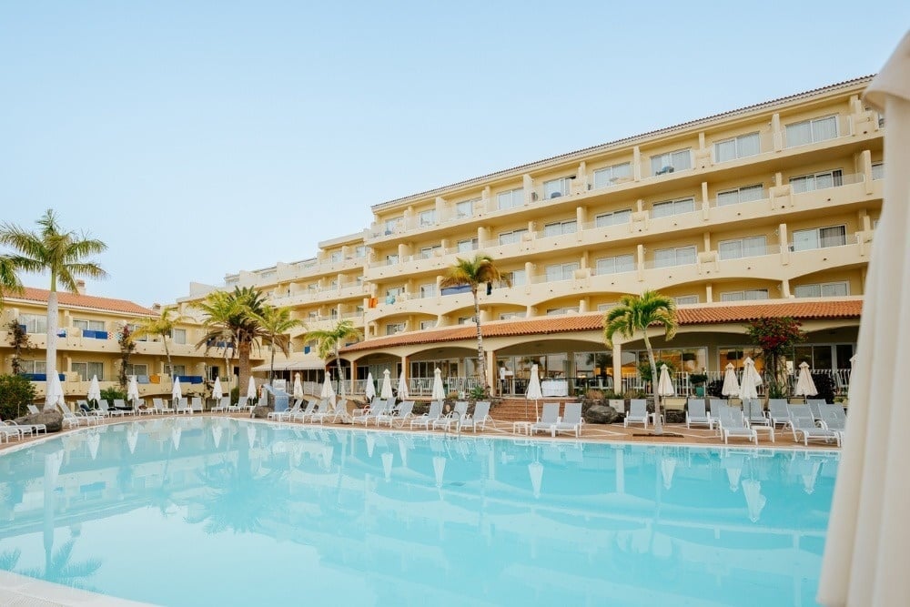 R2 Buganvilla Hotel & Spa: piscina cristalina y edificio con palmeras