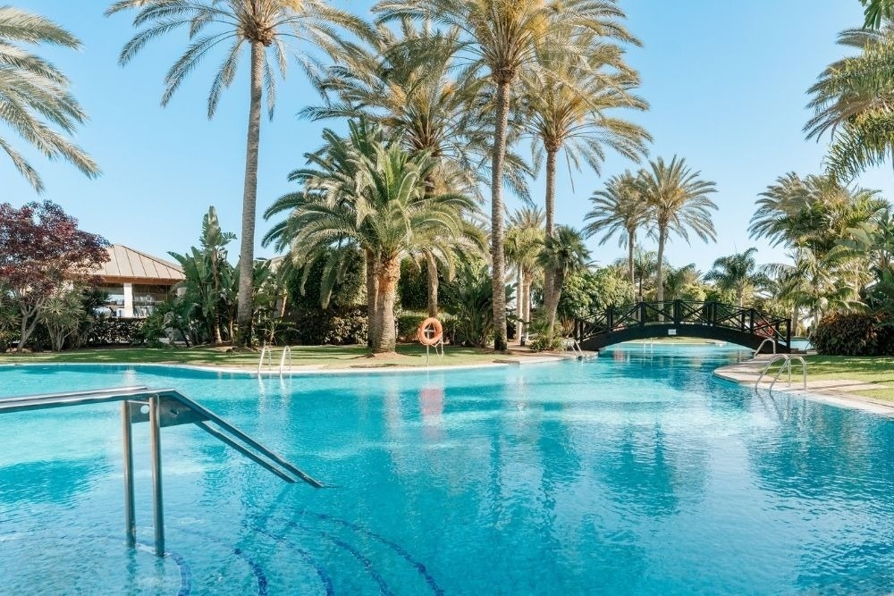 une table avec des assiettes et des couverts et une nappe avec des poissons et des vagues