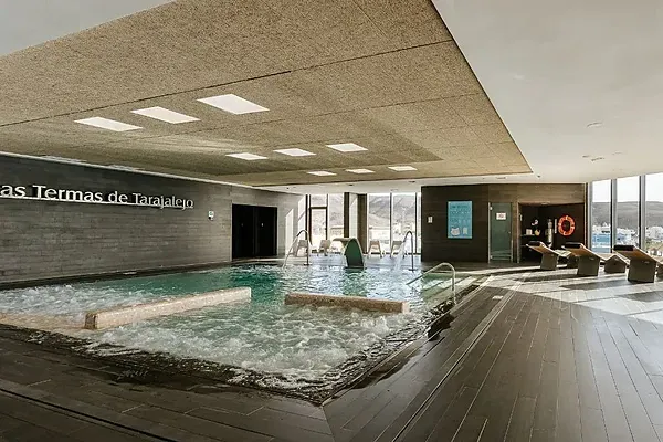 Innenpool mit Wasserfällen und "Las Termas de Tarajalejo" Schild von R2 Hoteles: Corporativa.