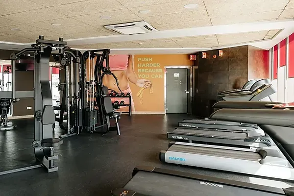 R2 Hoteles: Firmenfitness. Fitnessraum mit Crosstrainern und Laufbändern.