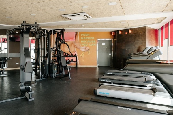 una sala de conferencias llena de mesas y sillas