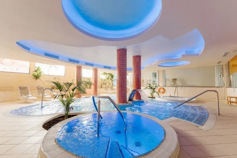 R2 Buganvilla Hotel & Spa: Relájese en la piscina cubierta y spa.