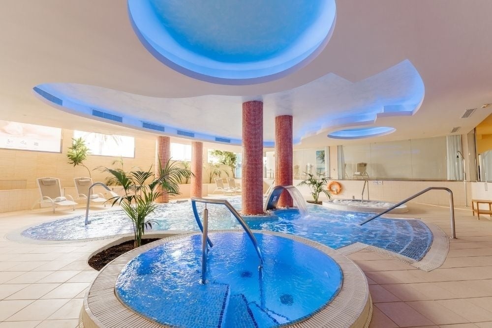 R2 Buganvilla Hotel & Spa: Relájese en la piscina cubierta y spa.