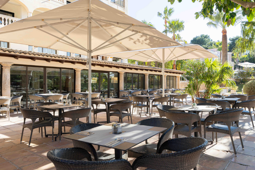 Terraza R2 Lago Playa Park | R2 Hotels, mobiliario exterior y sombrillas.