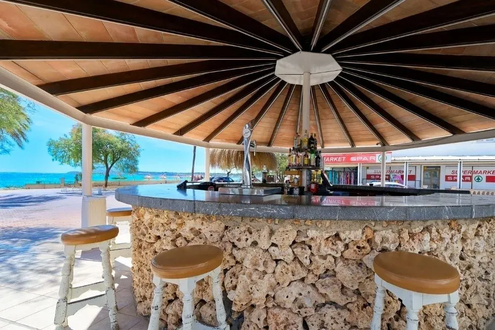Bar R2 Hoteles: Vista al mar y taburetes de playa.