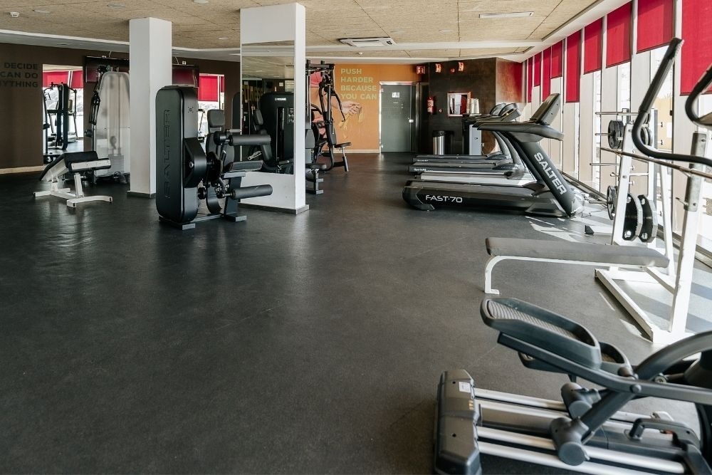 une salle de conférence remplie de tables et de chaises