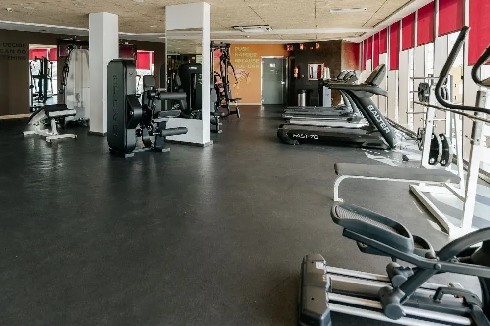 R2 Hoteles: Corporativa. Gimnasio moderno con equipo cardiovascular y de fuerza.