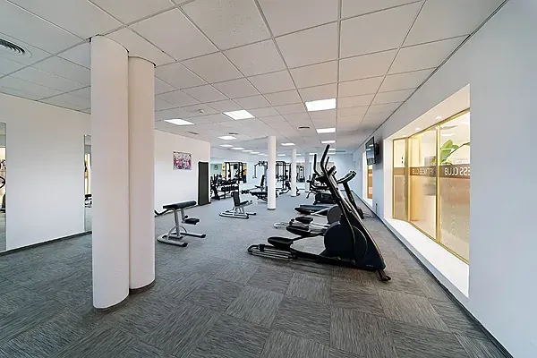 Gimnasio de R2 Hoteles: Corporativa con equipos modernos y pesas.
