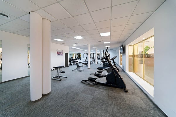 una sala de conferencias llena de mesas y sillas