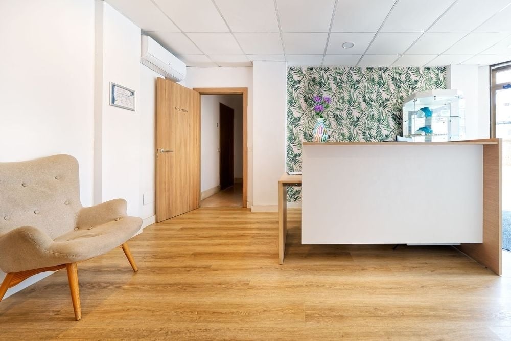 Réception des appartements R2 Cala Millor Beach avec fauteuil et aquarium.