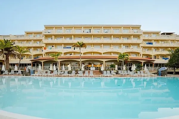 R2 Hoteles: Piscina y palmeras con tumbonas, ideal para vacaciones.