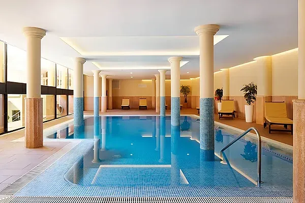 Piscina cubierta R2 Hoteles: Corporativa, ideal para relajarse y disfrutar.