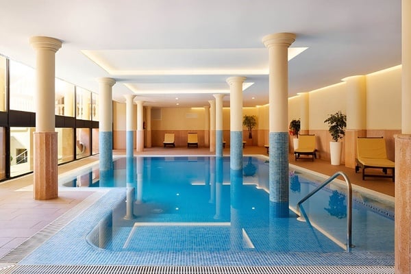 una sala de conferencias llena de mesas y sillas