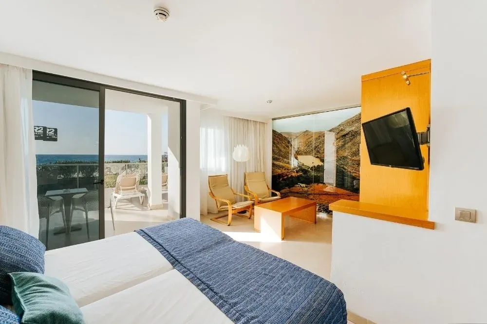Habitación moderna en R2 Bahia Playa Design Hotel & Spa con vistas al mar y terraza.