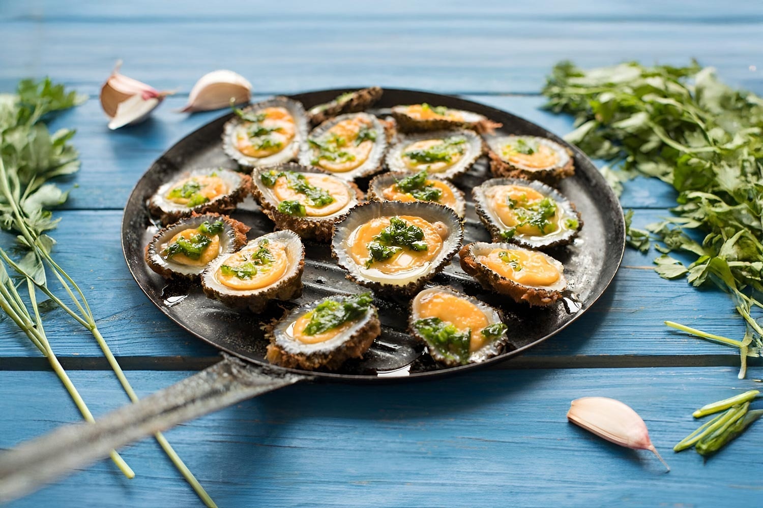 una vista aérea de un océano con barcos en él