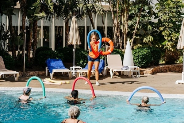 stół z talerzami i sztućcami oraz obrus z rybami i falami