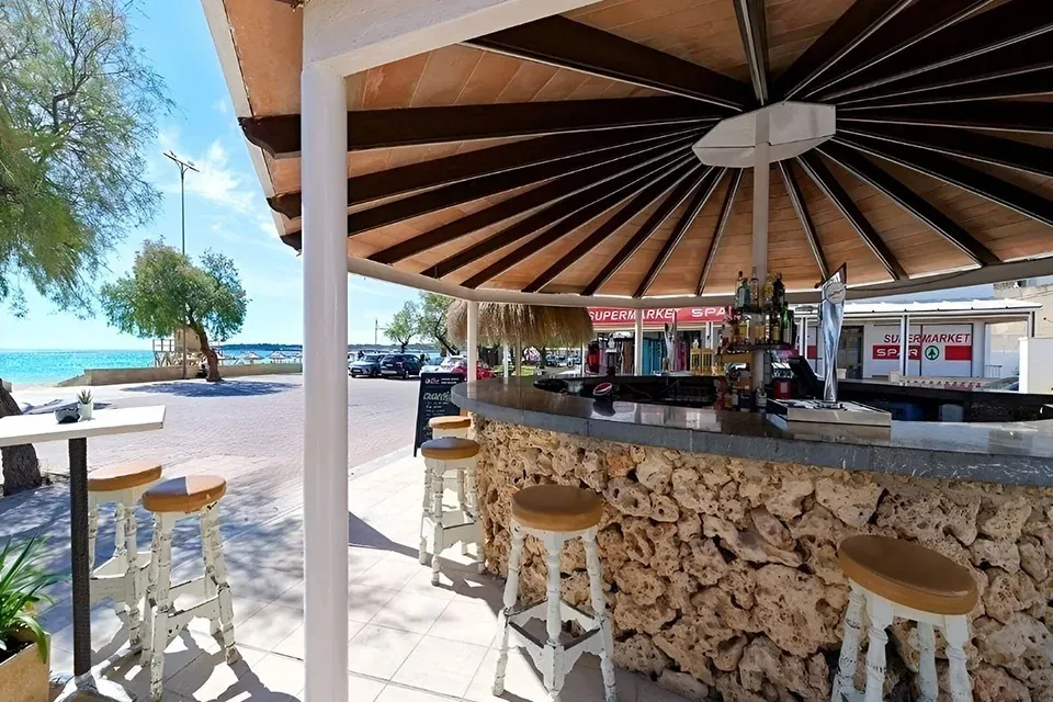 Bar esterno di R2 Hoteles: Corporativa, vista mare e posti a sedere fronte spiaggia.