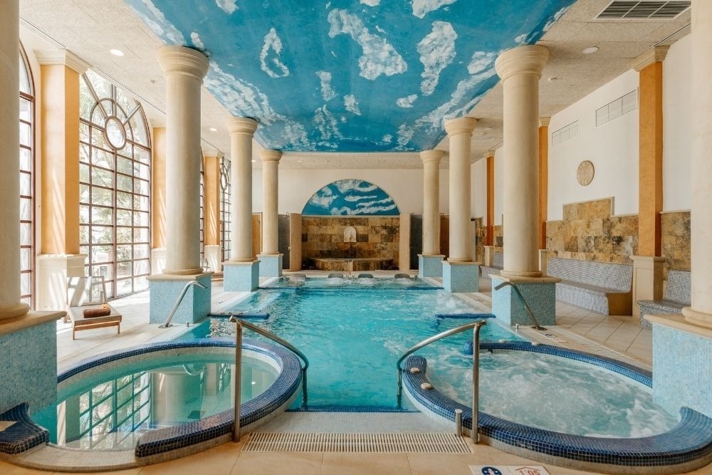 une salle de conférence remplie de tables et de chaises