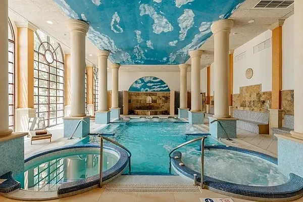 Entspannen Sie sich im R2 Hotels: Corporativa Pool mit Gartenblick.