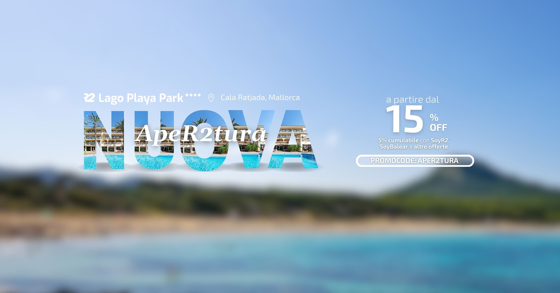 una piscina circondata da sedie e ombrelloni con vista sull'oceano