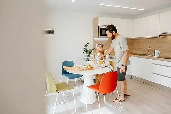 Couple déjeunant chez R2 Hoteles: Corporativa