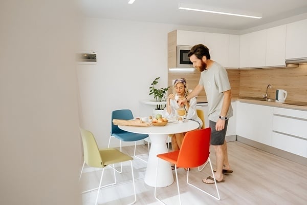 un buffet avec des plats de spaghettis et de macaronis