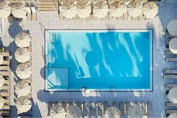 R2 Hoteles: Corporativa - Piscina y hotel Verónica Beach con tumbonas y sombrillas.