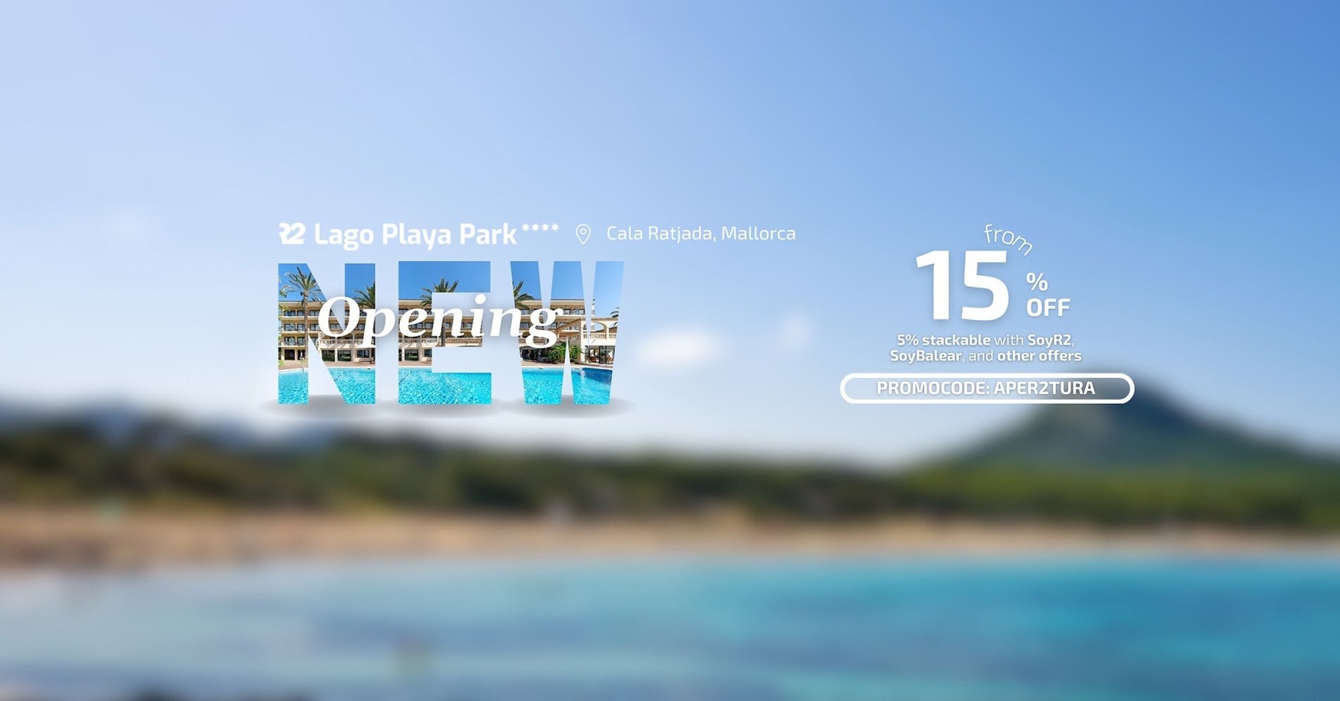 une piscine entourée de chaises et de parasols avec vue sur l'océan