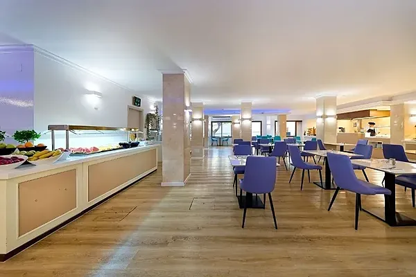 R2 Hoteles: Comedor amplio con buffet y mesas preparadas.