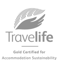 un logotipo de travellife con una mano sosteniendo una hoja