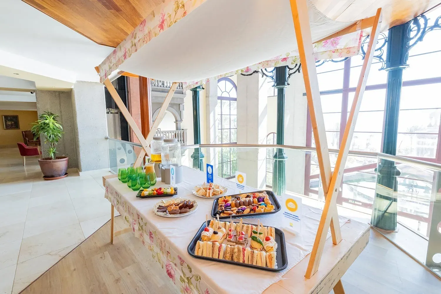 R2 Hotels: Firmenbuffet mit Sandwiches und frischem Obst.