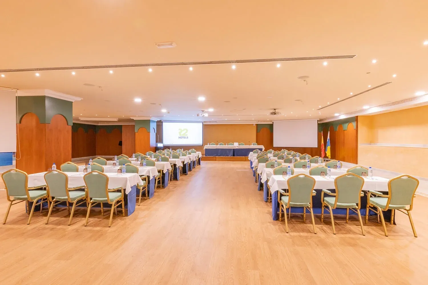 R2 Hotels: Konferenzraum für Firmenveranstaltungen, Tagungen und Geschäftstreffen.