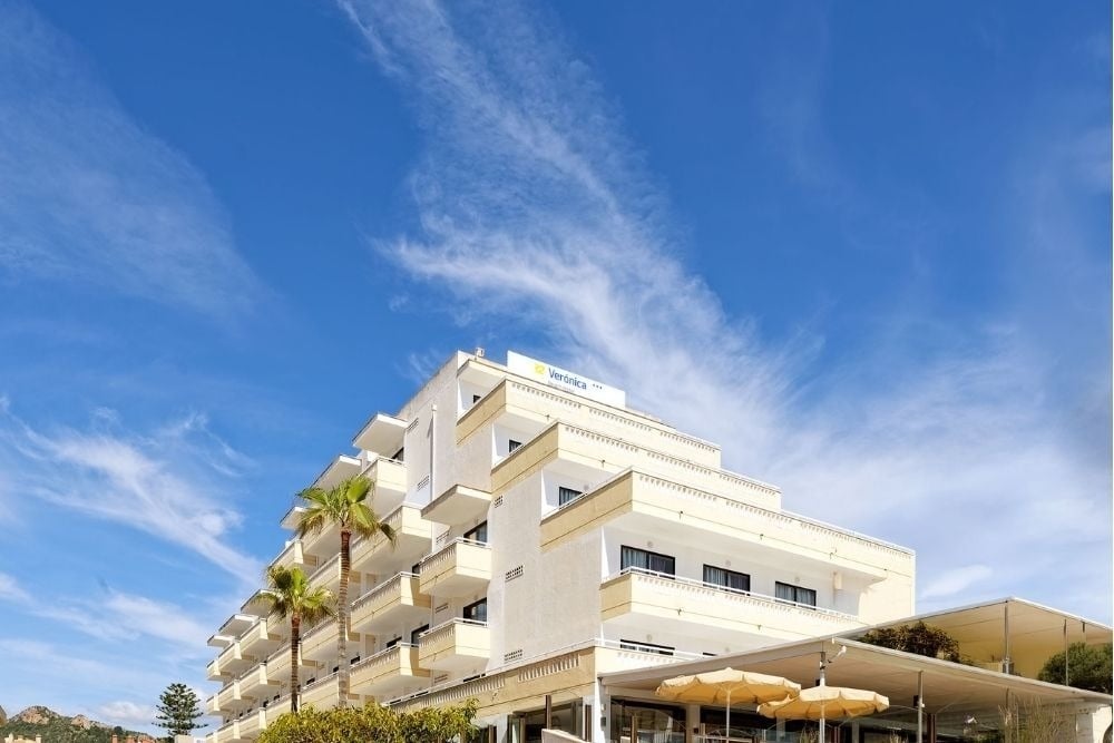 El R2 Verónica Beach Hotel, visto con palmeras y cielo despejado.