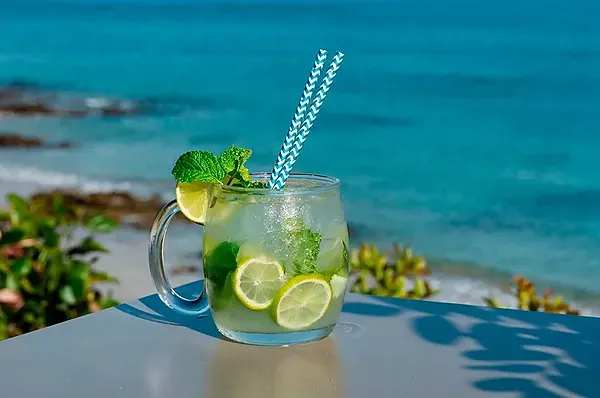 R2 Hotels: Refreshing cocktails and fruit on sunny terrace.