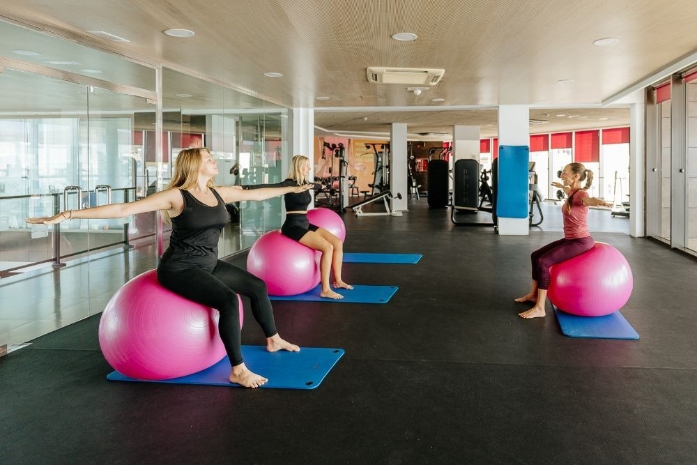 ein Konferenzraum voller Tische und Stühle