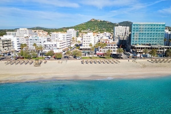 una sala de conferencias llena de mesas y sillas