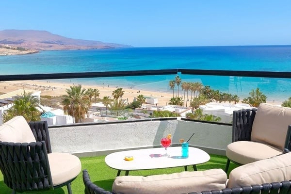 ein Konferenzraum voller Tische und Stühle