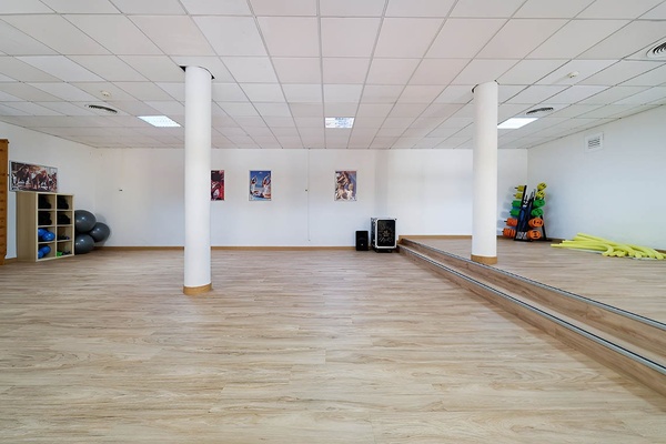 una sala de conferencias llena de mesas y sillas