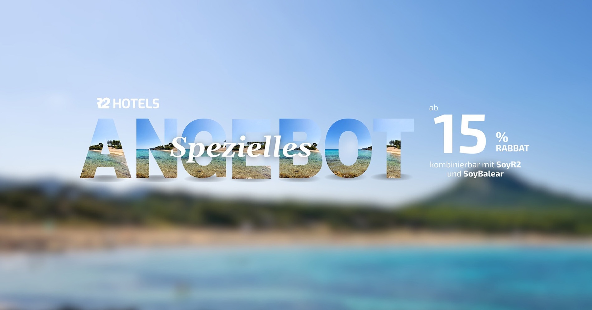 Ein Pool, umgeben von Stühlen und Sonnenschirmen mit Meerblick.