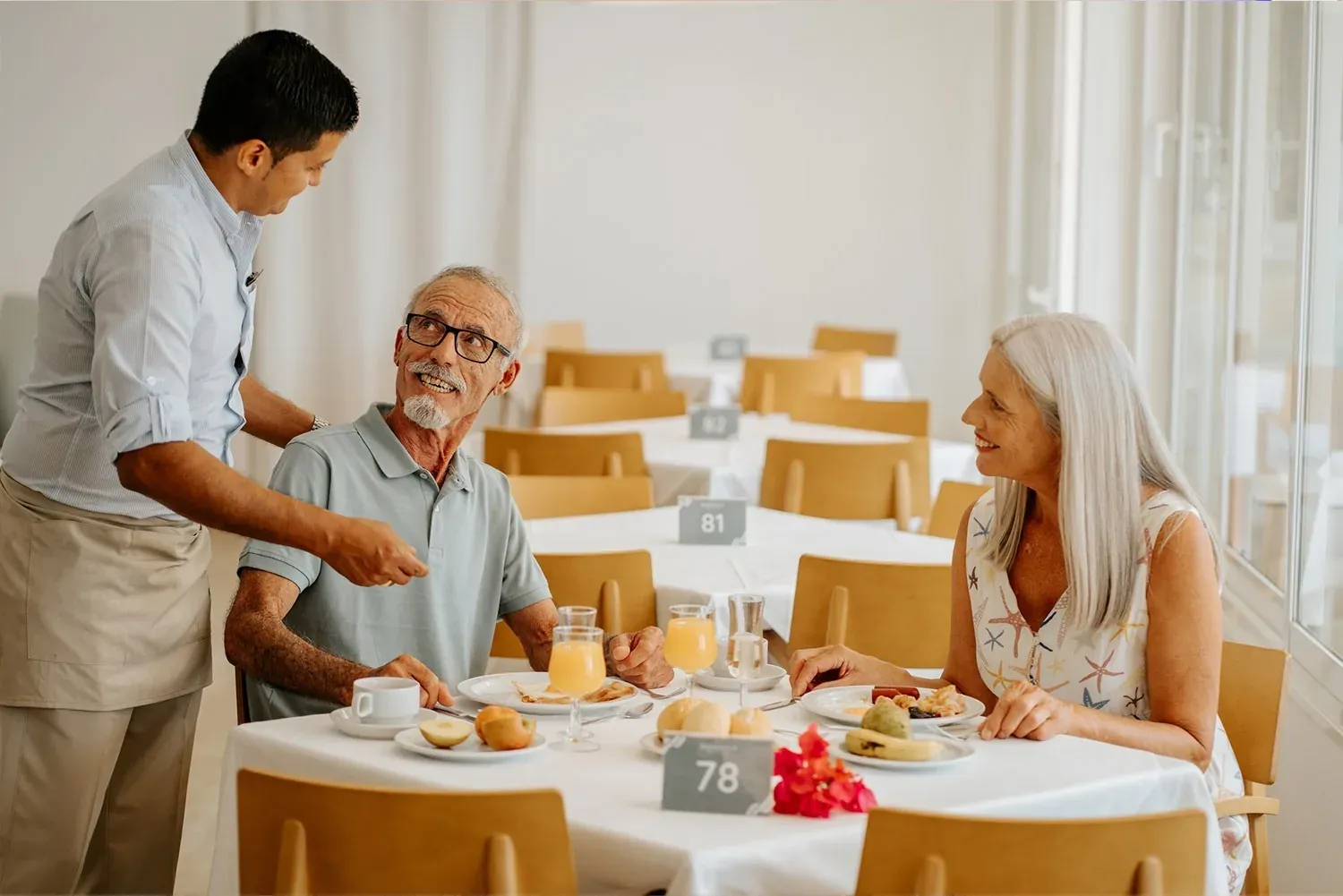 Couple savourant petit-déjeuner à R2 Hoteles: Corporativa avec service aimable.