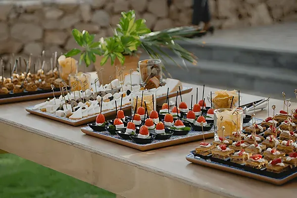 R2 Hoteles: Catering corporativo con deliciosa selección de canapés.