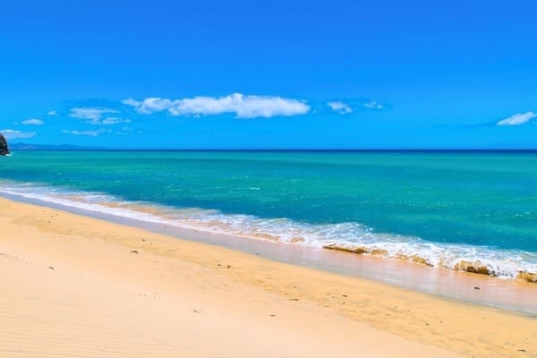 une salle de conférence remplie de tables et de chaises