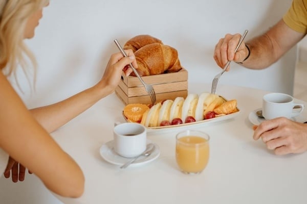 un buffet avec des plats de spaghettis et de macaronis