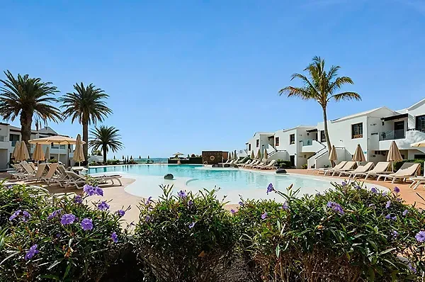 R2 Hoteles: Corporativa. Luxushotel-Pool mit Palmen und Meerblick.