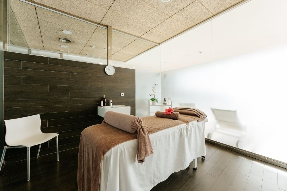 Ein Konferenzraum voller Tische und Stühle