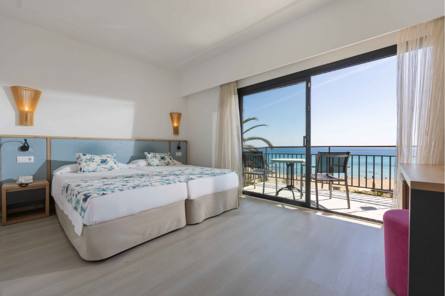 Habitación R2 Lago Playa Park: vistas al mar y balcón.